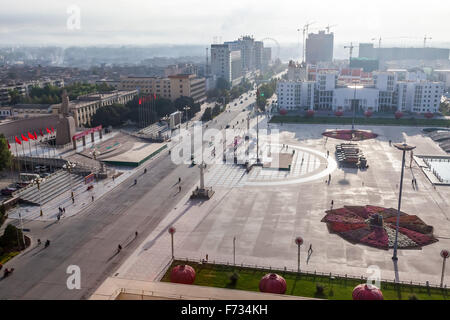 Blick auf die Mao Tse Tung Statue und den Platz des Volkes in Kashgar, Xinjiang, Autonome Region der Uiguren, China. Stockfoto