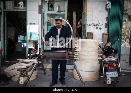 Dampf Bambuskorb Hersteller, Altstadt von Kashgar, Uigurischen Autonomen Gebiet Xinjiang, China. Stockfoto