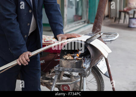 Dampf Bambuskorb Hersteller, Altstadt von Kashgar, Uigurischen Autonomen Gebiet Xinjiang, China. Stockfoto