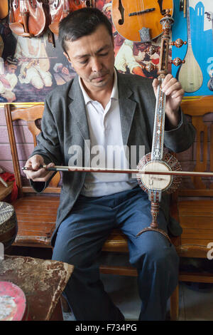 Musik-Instrument-Shop, Altstadt von Kashgar, Uigurischen Autonomen Gebiet Xinjiang, China. Stockfoto