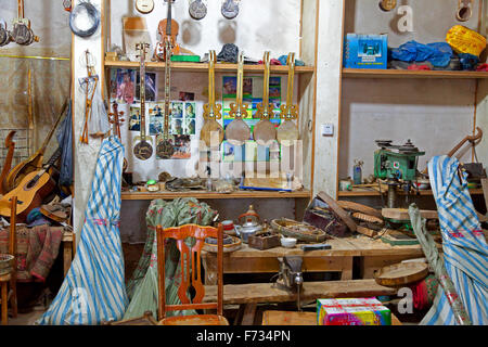 Musik-Instrument-Shop, Altstadt von Kashgar, Uigurischen Autonomen Gebiet Xinjiang, China. Stockfoto