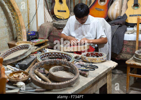 Musikinstrumentengeschäft, Altstadt von Kashgar, Xinjiang, Autonome Region der Uiguren. Stockfoto