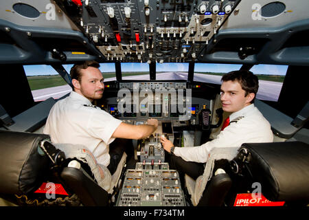 Firma iPilot präsentiert neue Boeing 737 Flugsimulator in Prag, Tschechische Republik, 24. November 2015. Simulatoren sind so real, dass Piloten in ihnen trainieren können. Sie können starten und landen, über 24 000 Flughäfen auf der ganzen Welt. (CTK Foto/Vit Simanek) Stockfoto