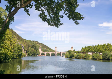 Fernblick über die Pont Valentré entlang des Flusses Lot, Cahors, Midi-Pyrénées, Frankreich, Europa Stockfoto