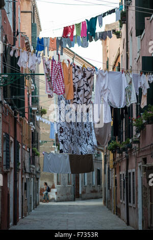 Wäsche hängen von den Wäscheleinen Stadtteil Castello, Venedig, Italien Stockfoto