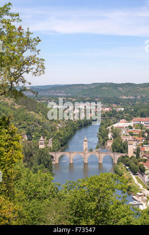 Fernblick über die Pont Valentré Cahors, Midi-Pyrénées, Frankreich, Europa Stockfoto