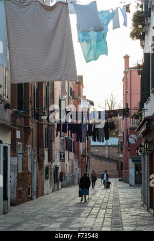 Wäsche hängen von den Wäscheleinen Stadtteil Castello, Venedig, Italien Stockfoto