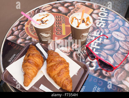 Kaffee und Croissants im französischen Coffee Shop in Cahors, Frankreich, Europa Stockfoto