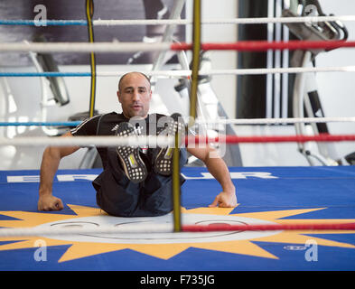 Berlin, Deutschland. 24. November 2015. Box-Welt-Champion Arthur Abraham Übungen am Max-Schmeling-Gymnasium in Berlin, Deutschland, 24. November 2015. Foto: SOEREN STACHE/Dpa/Alamy Live News Stockfoto