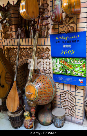 Musik-Instrument-Shop, Altstadt von Kashgar, Uigurischen Autonomen Gebiet Xinjiang, China. Stockfoto