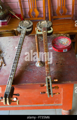 Musik-Instrument-Shop, Altstadt von Kashgar, Uigurischen Autonomen Gebiet Xinjiang, China. Stockfoto