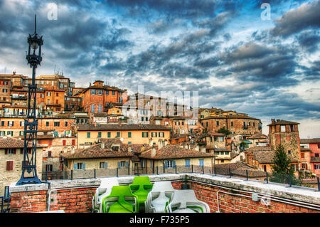 Perugia, Umbrien, Italien. Panorama der Altstadt der Stadt. Im Vordergrund eine alte Straßenlaterne von Anfang des Jahrhunderts Stockfoto