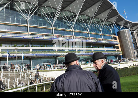 Ascot Renntag, 21. November 2016.Stewards in den Parade-Ring. Stockfoto