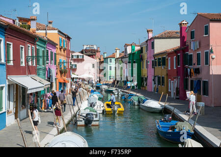 Bunte Häuser auf der Insel Burano, Venedig, Italien. Stockfoto