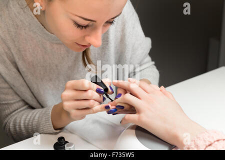 Prozess des Tuns Maniküre in der Spa-salon Stockfoto