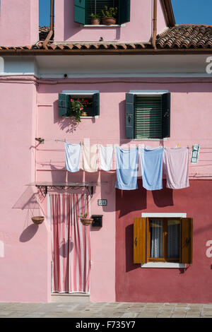 Wäsche auf Wäscheleinen Häuser außen bunt auf der Insel Burano, Venedig, Italien. Stockfoto