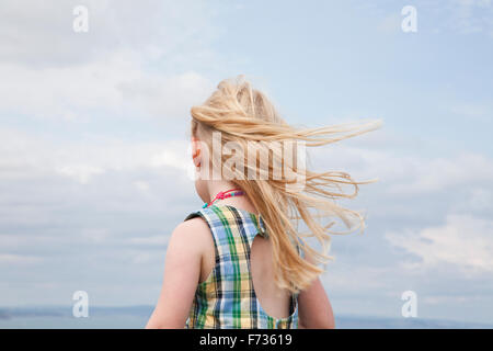 Ein Mädchen mit ihrem Haar im Wind wehen. Stockfoto