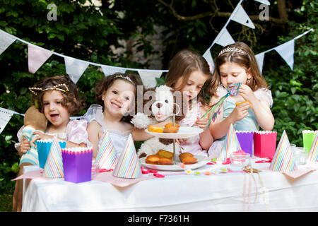 Gruppe junger Mädchen verkleidet auf einer Gartenparty. Stockfoto