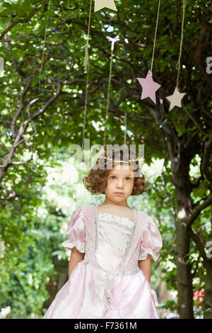 Junges Mädchen gekleidet wie eine Fee auf einer Party in einem Garten. Stockfoto