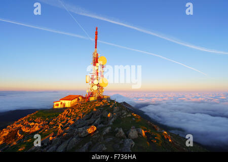 Fernmeldeturm auf Berg Oiz im sunrise Stockfoto