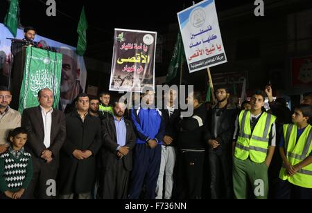 Gaza-Stadt, Gazastreifen, Palästinensische Gebiete. 24. November 2015. Palästinensische Anhänger der Hamas-Bewegung nehmen Teil an einer Demonstration gegen die Entscheidung der israelischen Behörden, den nördlichen Zweig der islamischen Bewegung in Israel als eine illegale Organisation in Gaza-Stadt am 24. November 2015 zu erklären. Israel verboten eine Filiale einer islamischen Organisation Dienstag, beschuldigt der führenden '' Kampagne der Anstiftung '' über eine religiöse Stätte das Herzstück des jüngsten Spannungen in Jerusalem Credit: Mohammed Asad/APA Bilder/ZUMA Draht/Alamy Live News Stockfoto