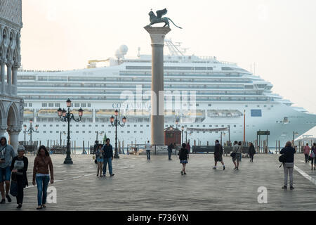 Riesige Cruise Liner Boot entlang der Piazetta von Markusplatz, Venedig, Italien. Stockfoto