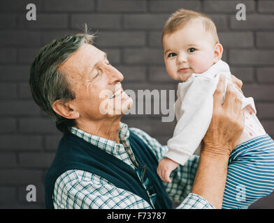 Ein Großvater und Baby Enkelin. Stockfoto