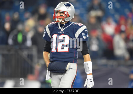 Regulären Spielzeit. 23. November 2015. MA, USA: New England Patriots Quarterback Tom Brady (12) erwärmt sich für das nationale Fußball-Liga-Spiel zwischen den Buffalo Bills und die New England Patriots im Gillette Stadium in Foxborough, Massachusetts statt. New England Niederlagen Buffalo 20-13 in der regulären Spielzeit. Eric Canha/CSM/Alamy Live-Nachrichten Stockfoto