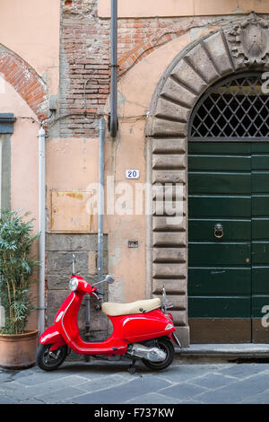 Rote Vespa-Roller in Lucca, Toskana, Italien Stockfoto