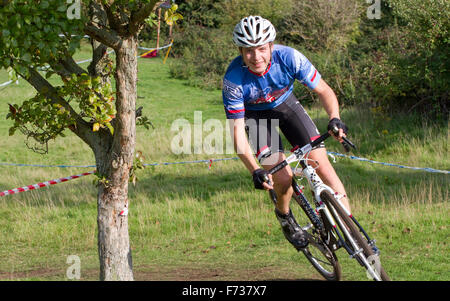 Cyclocross-Konkurrent sieht in die Kamera Lächeln Stockfoto