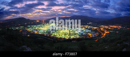 Panorama der Industriebetrieb in der Nacht Stockfoto