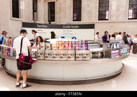 British Museum, London. Informationen und Reiseführer Zähler in der Queen Elizabeth II Great Court, mit touristischen Kauf einen Reiseführer. Stockfoto