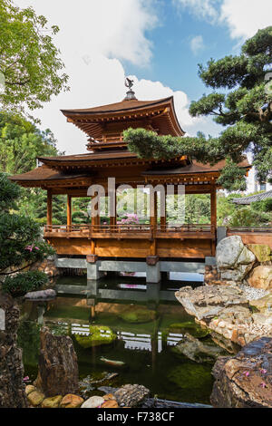 Traditionelle Brücke an den Nan Lian Garden in Hong Kong, China. Stockfoto