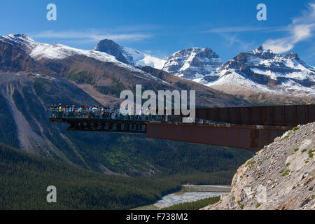 Gletscher Skywalk, Glas-geschossiges Aussichtsplattform mit Blick auf die Sunwapta Valley, Jasper Nationalpark, Alberta, Kanada Stockfoto