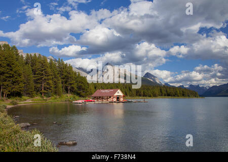 Bootshaus mit Kanus am Maligne Lake, kanadischen Rocky Mountains, Jasper Nationalpark, Alberta, Kanada Stockfoto