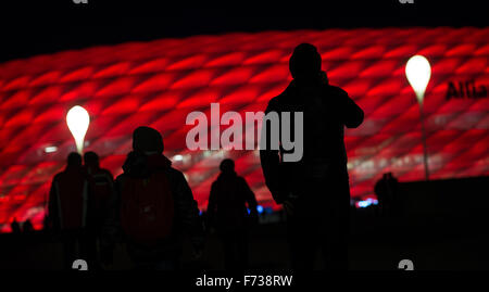 München, Deutschland. 24. November 2015. Fans kommen im Stadium beleuchtet rot vor dem Champions-League-Gruppe F-Fußball-Spiel zwischen Bayern München und Olympiacos F.C. in der Allianz-Arena in München, Deutschland, 24. November 2015. Foto: SVEN HOPPE/Dpa/Alamy Live News Stockfoto