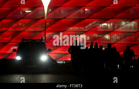 München, Deutschland. 24. November 2015. Fans kommen im Stadium beleuchtet rot vor dem Champions-League-Gruppe F-Fußball-Spiel zwischen Bayern München und Olympiacos F.C. in der Allianz-Arena in München, Deutschland, 24. November 2015. Foto: SVEN HOPPE/Dpa/Alamy Live News Stockfoto