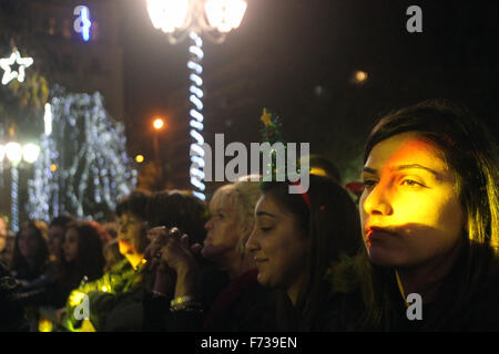 Athen, Griechenland. 24. November 2015. Menschen besuchen die offizielle Weihnachten Eröffnungsfeier am Syntagma-Platz in Athen, am 24. November 2015. Bildnachweis: Marios Lolos/Xinhua/Alamy Live-Nachrichten Stockfoto