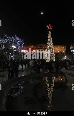 Athen, Griechenland. 24. November 2015. Foto aufgenommen am 24. November 2015 zeigt einen leuchtenden Weihnachtsbaum auf dem Syntagma-Platz offizielle Weihnachtsmarkt Eröffnungsfeier in Athen, Griechenland, 24. November 2015. Bildnachweis: Marios Lolos/Xinhua/Alamy Live-Nachrichten Stockfoto