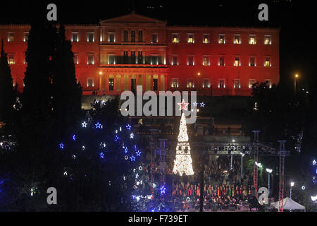 Athen, Griechenland. 24. November 2015. Foto aufgenommen am 24. November 2015 zeigt einen leuchtenden Weihnachtsbaum auf dem Syntagma-Platz offizielle Weihnachtsmarkt Eröffnungsfeier in Athen, Griechenland, 24. November 2015. Bildnachweis: Marios Lolos/Xinhua/Alamy Live-Nachrichten Stockfoto