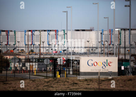 Die am Straßenrand Zeichen für eine Google-Anlage mit den Gebäuden im Hintergrund. Stockfoto