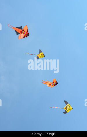 bunte Drachen in den blauen Himmel fliegen Stockfoto