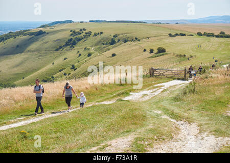 Wanderer im Ditchling Beacon auf dem South Downs Way, dem South Downs National Park East Sussex England Großbritannien Stockfoto