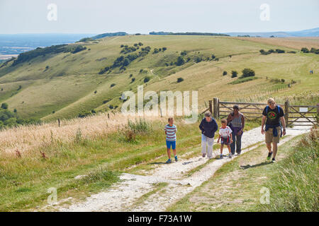 Wanderer im Ditchling Beacon auf dem South Downs Way, dem South Downs National Park East Sussex England Großbritannien Stockfoto