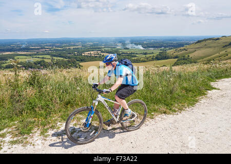 Radfahren in Ditchling Beacon auf dem South Downs Way, dem South Downs National Park East Sussex England Großbritannien Stockfoto