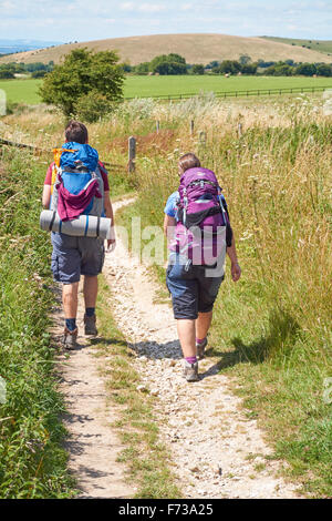 Wanderer im Ditchling Beacon auf dem South Downs Way, dem South Downs National Park East Sussex England Großbritannien Stockfoto