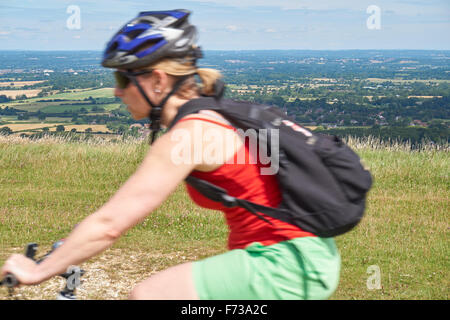 Radfahrerin am Ditchling Beacon auf dem South Downs Way, dem South Downs National Park East Sussex England Großbritannien Stockfoto