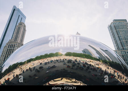 Cloud Gate (aka The Bean) in Chicago spiegelt die Touristen und Besucher am Nachmittag. Stockfoto