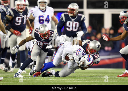 23. November 2015; Foxborough, Massachusetts, USA: New England Patriots außerhalb Linebacker Dont'a Hightower (54) und New England Patriots starke Sicherheit Tavon Wilson (27) take down Buffalo Bills Wide Receiver Robert Woods (10) während der National Football League Spiel zwischen den Miami Dolphins und die New England Patriots im Gillette Stadium in Foxborough, Massachusetts statt. New England Niederlagen Buffalo 20-13 in der regulären Spielzeit. Eric Canha/CSM Stockfoto