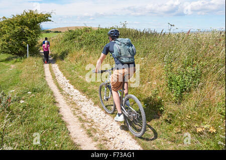 Touristen auf dem South Downs Way im South Downs National Park East Sussex England Vereinigtes Königreich Großbritannien Stockfoto